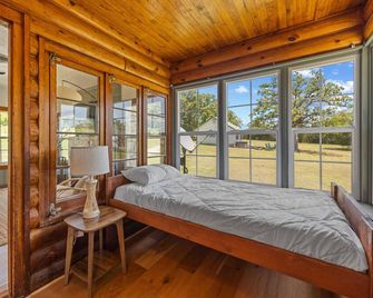 Spacious 2-Cabin Retreat For Groups Of 10 – Combine The Ooak & Pine Cabins - Madill - Slaapkamer