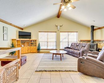 Hike, Fish & Explore: Family Cabin in Sulphur! - Sulphur - Sala de estar