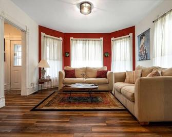 comfortably sleeps 10 guests - Elkhorn - Living room