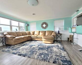 Two Waterfront homes with two private docks, two hot tubs, Seven bedrooms and 4 bathrooms with boat lift. - Cape Carteret - Sala de estar