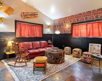 Sessions Retreat & Hotel - ביג בר לייק - טרקלין