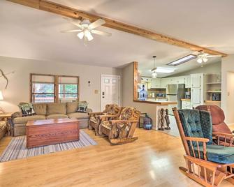 Port Jervis Home ~ 8 Acres w/ Mountain View! - Port Jervis - Sala de estar