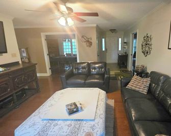 Charming 3-bedroom house, pet friendly on 1 acre, 2.9mi to downtown Wake forest - Wake Forest - Huiskamer