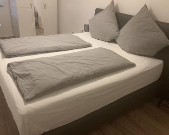 Family Friendly, Free Wifi, Exclusive Amenities, - Rheinhausen - Спальня