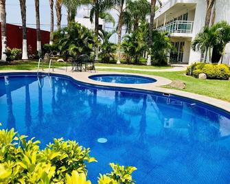 Hotel Cascada - 庫奧特拉 - 游泳池
