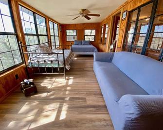 Sweet Riverside Cabin, Easy Walk 2 River, Private River Access, River Views! - Concan - Sala de estar