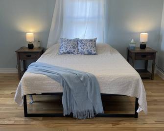 Sunset Bay - Experience Stunning Sunsets on Coon Lake - Charming 2 Bedroom House - Wyoming - Bedroom