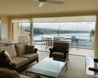 The Bluff Resort Apartments - Victor Harbor - Living room
