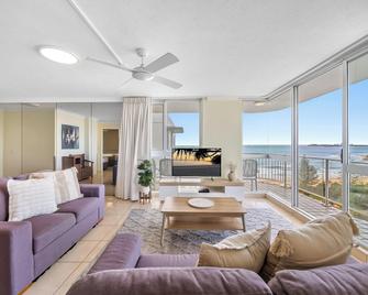 Mandolin Beachfront Resort - Alexandra Headland - Living room