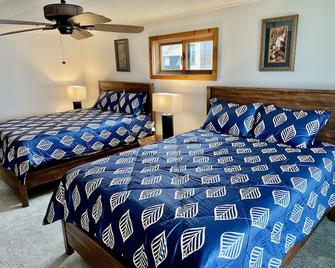 Relaxing Ranch Style Waterfront Home--30 minutes from Ann Arbor - Pinckney - Bedroom