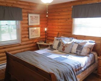 The Baker Retreat - log home in Lionshead, ON - Northern Bruce Peninsula - Bedroom