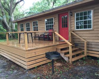 Suwannee River Retreat - Old Town - Building
