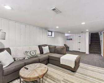 Charming and Cozy Minneapolis Gem! - Minneapolis - Living room