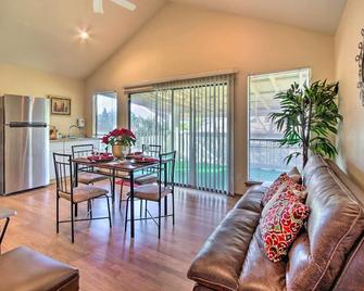 Quiet Rental with Balcony 14 Mi to Downtown Houston - Houston - Sala de estar