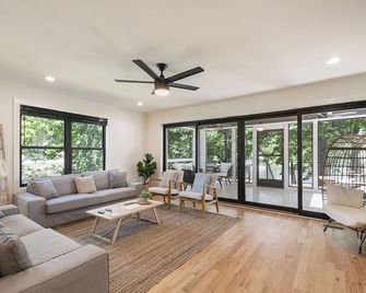 2br + 2ba Lake Chatuge Cabin W/ Mountain Views! - Hiawassee - Living room