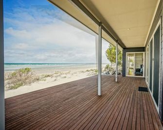 BEACHED - Step off the deck and onto the sand - 3BR Beachfront Beauty - Wallaroo - Balcone