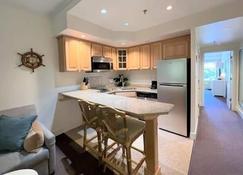 Just Beachy! Short walk to the beach, shops and ferry! - Hatteras - Kitchen