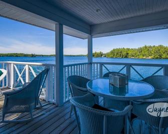 7Bed, 5Bath Cottage + 2Bed/1Bath Boat House on Lake Joseph! - Minett - Balcony