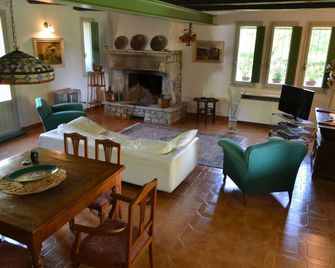 Villa With Garden and Splendid Panorama, Near the Coast - Vergiano - Huiskamer