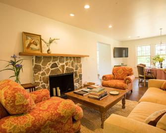 Cedar Lane - Private Cottage, Sophisticated Country Charm - Middleburg - Living room