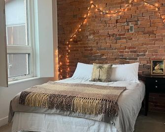 Downtown Loft Apartment with High Ceilings - Location Location Location - Laramie - Bedroom