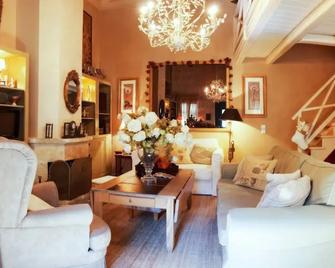 Anerada inn Suites & Spa - Pet Friendly - Karpenísi - Wohnzimmer