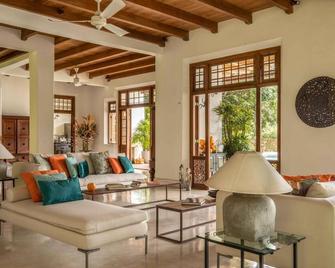 Luxurious 07 Bedroom Hilltop Villa With Private Gym - Unawatuna - Living room