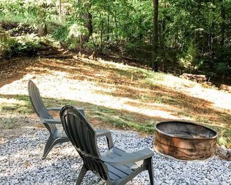 Cozy Clemson Tiny House Cabin - Seneca - Patio