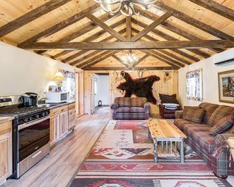 Harrington Cabin with Grills - Near Beaches and Hiking - Milbridge - Sala de estar