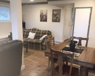 Spacious one bedroom suite - Campbell River - Dining room
