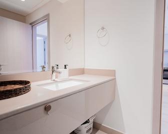 Nasma Luxury Stays - Waterfront Retreat With Balcony Near Theme Park - Abu Dhabi