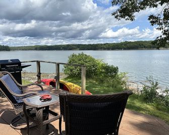 Beachy Vibes Only !! Updated Oceanfront Gem for 2 - Brunswick - Balcony