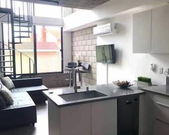 Modern 2 Bdrm w/Parking in the Heart of Hillcrest - San Diego - Kitchen