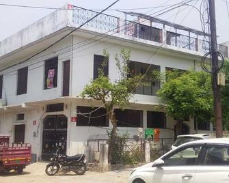 Spacious 5-bedroom house in enchanting Faizabad with WiFi, AC - Faizābād - Building