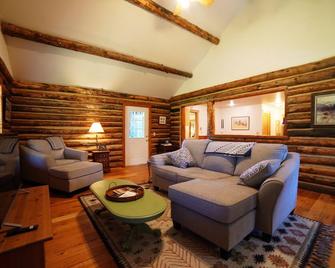 Quaint Historic Log Cabin near Victor, Between Grand Targhee and Jackson - Victor - Pokój dzienny