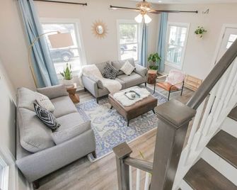 Beautifully Renovated 6br 2ba 2 Blocks To Beach - Atlantic City - Living room