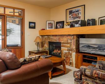 Our Most Affordable And Fantastic Location! - Rossland - Living room