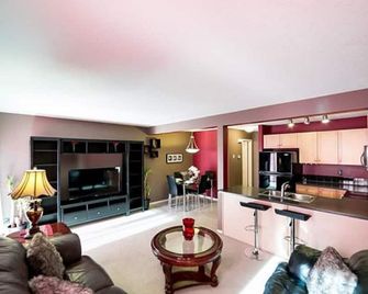 Summerside 3 Bedroom Townhouse With Free Parking - Edmonton - Living room