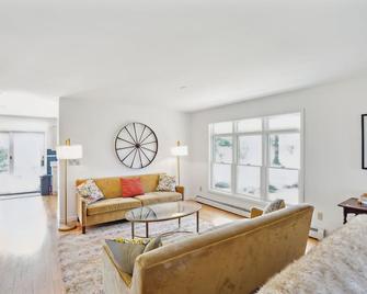 Hudson Valley Dream Farmhouse: Bike Trails, Wineries, Five Acres - Craryville - Sala de estar