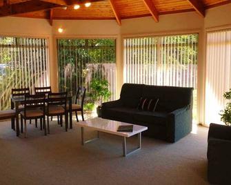Rotorua Coachman Spa Motel - Rotorua - Living room