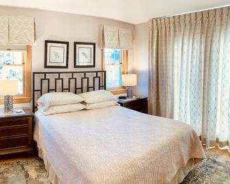 Perfect 'Mini-cation', Sleeps 4, Kitchenette, Deck/GasGrill, Big Yard, Kids/Pets - Newport - Bedroom