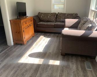 Entire bungalow with 2 bedrooms,kitchen,washroom & privacy - Orangeville - Вітальня