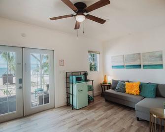 #1 - Guana Beach Inn @sunset beach, Guana Cay - Great Guana Cay - Living room