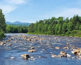 Refuge Cozy, feu, bbq et plein air - Saint-Tite-des-Caps - Vista del exterior