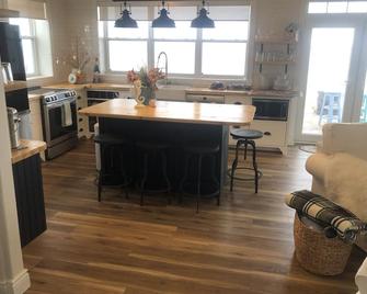 Custom Seaside Year Round Getaway Watch Whales Sailboats Sunsets - Antigonish - Kitchen