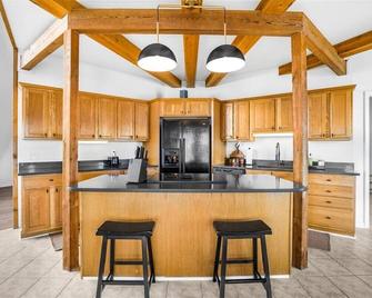 Gorgeous Water Front Geodesic Dome with Your own Private Boat Ramp and Dock! - Moncks Corner - Kitchen