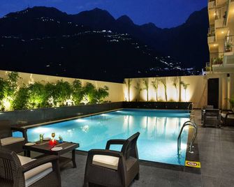 Ramada by Wyndham Katra Station Road - Katra - Bể bơi