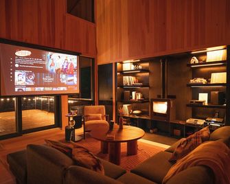 Modern Cabin: Amazing View, Hot Tub, Fireplace, minutes from lakes & hiking - Norway - Lounge