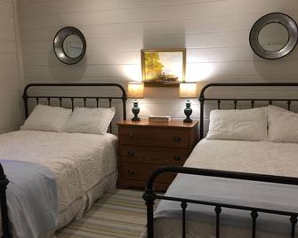 Lake Erie Lakefront Custom Built Cottage ~ Amazing Sunsets ~ Private! - North East - Bedroom