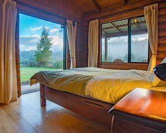 Triple Tui - Log cabin, self contained, river side - Kikiwa - Sypialnia